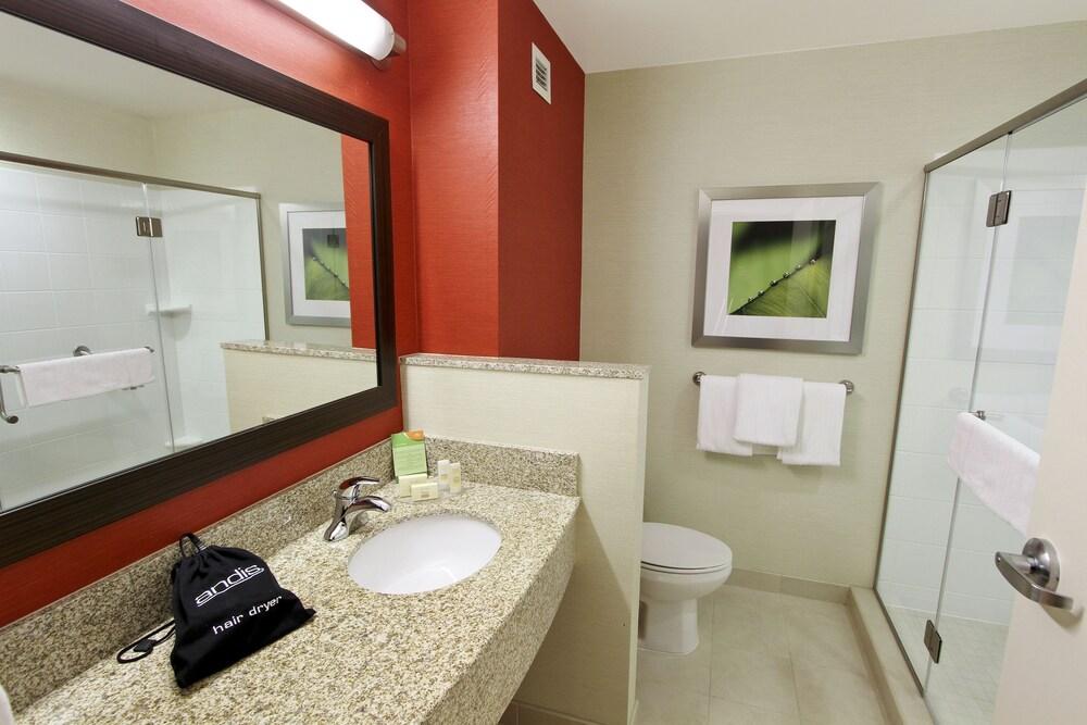 Courtyard By Marriott Raleigh North/Triangle Town Center Hotel Exterior photo