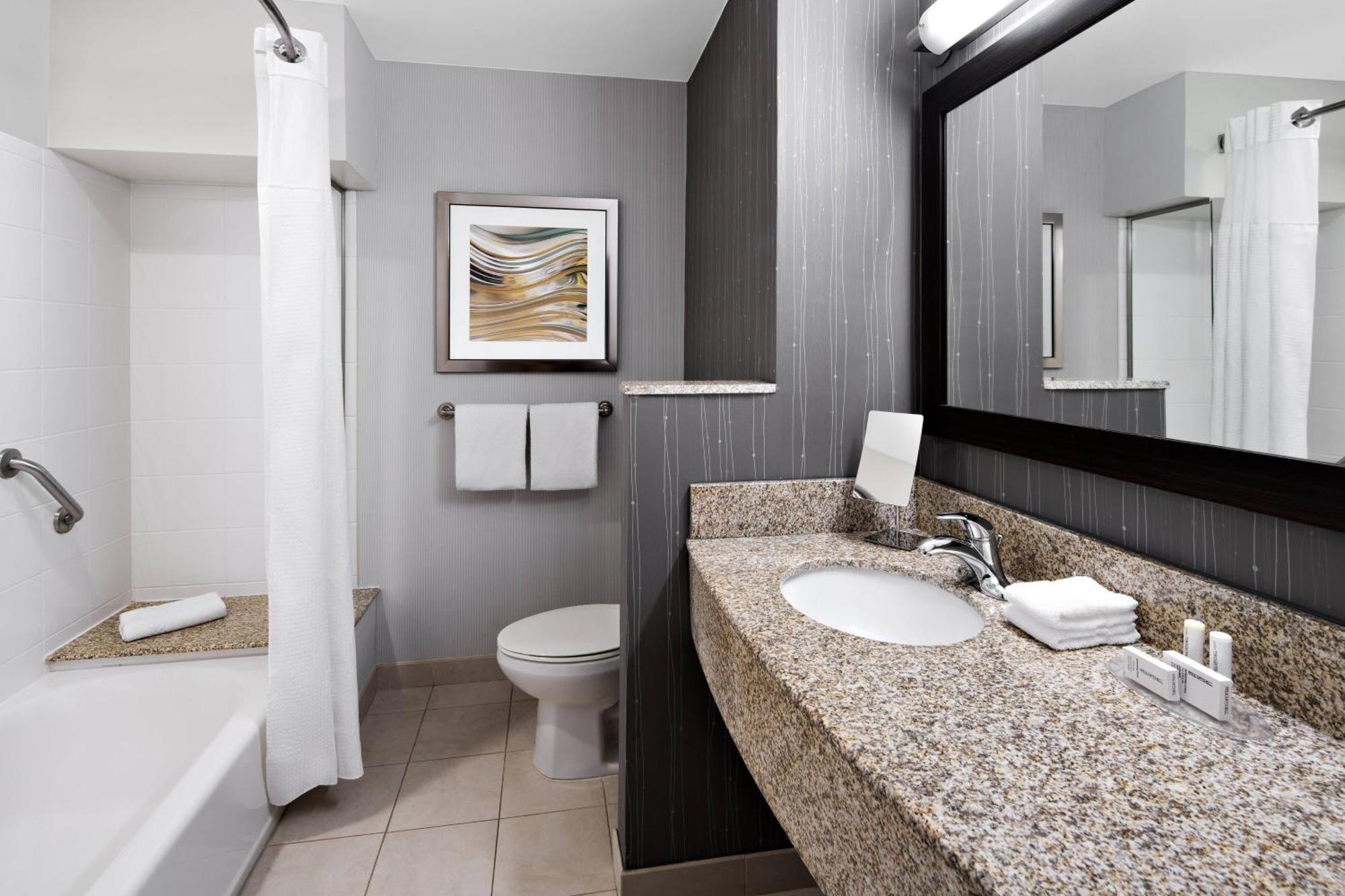 Courtyard By Marriott Raleigh North/Triangle Town Center Hotel Exterior photo