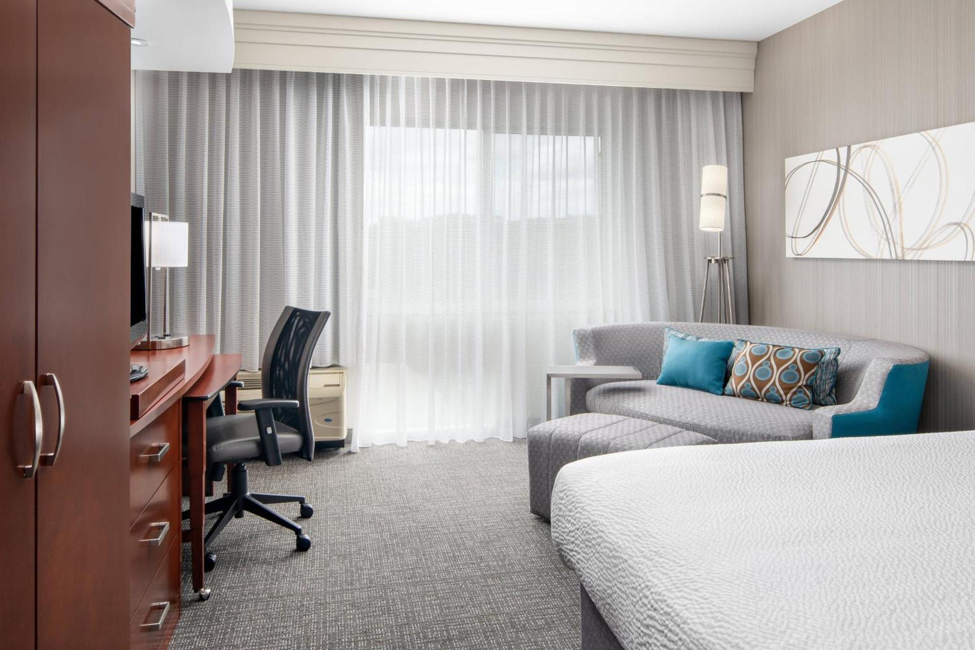 Courtyard By Marriott Raleigh North/Triangle Town Center Hotel Exterior photo