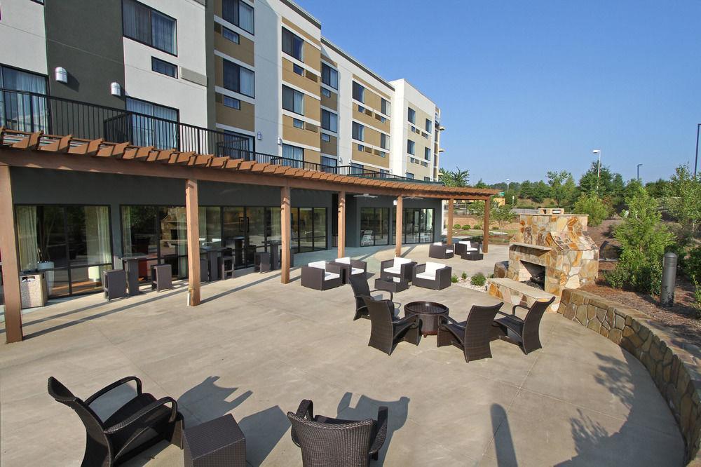 Courtyard By Marriott Raleigh North/Triangle Town Center Hotel Exterior photo